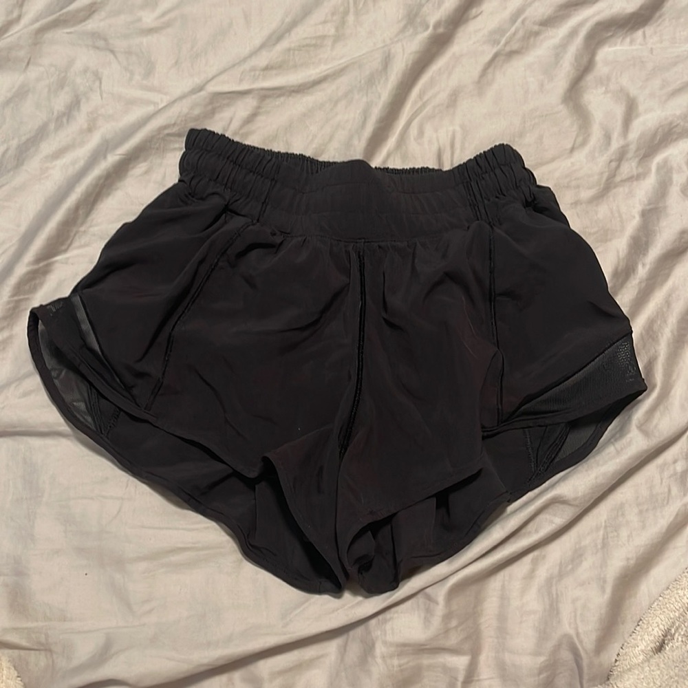 black lululemon hotty hot shorts 2.5 inseam